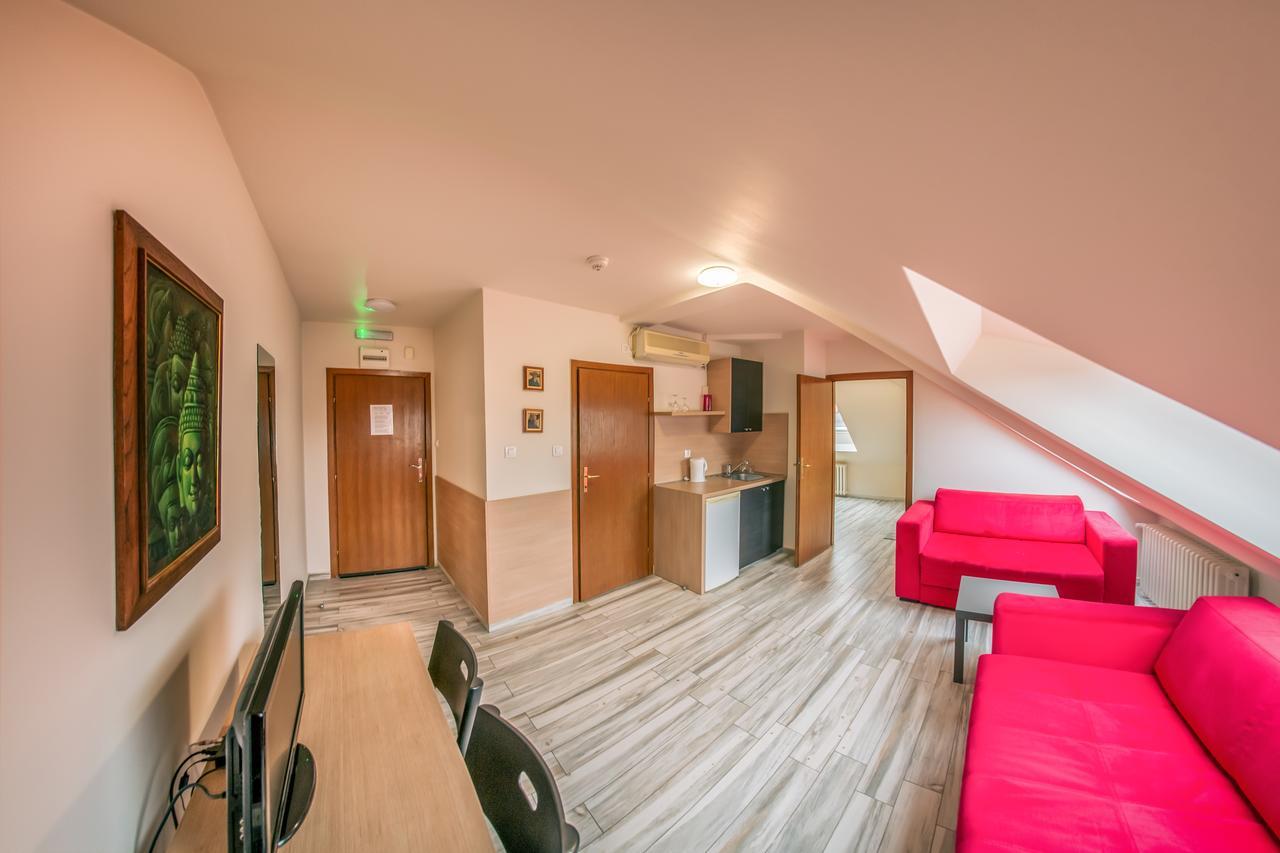 Veliki Garni Hotel Нови-Сад Экстерьер фото